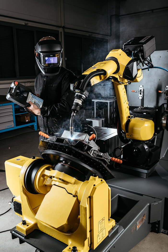 Robotska celica za avtomatizirano varjenje manjših kovinskih obdelovancev