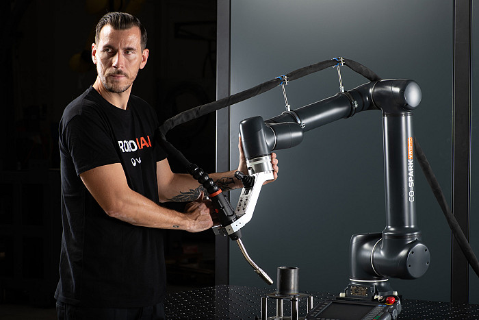 Kolaborativna robotska celica za fleksibilno MIG/MAG varjenje