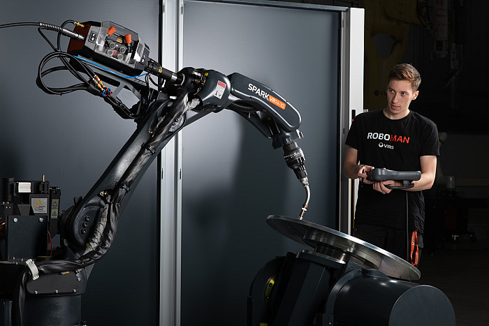 Robotska varilna celica SPARK za ekonomično avtomatizacijo serijskega varjenja