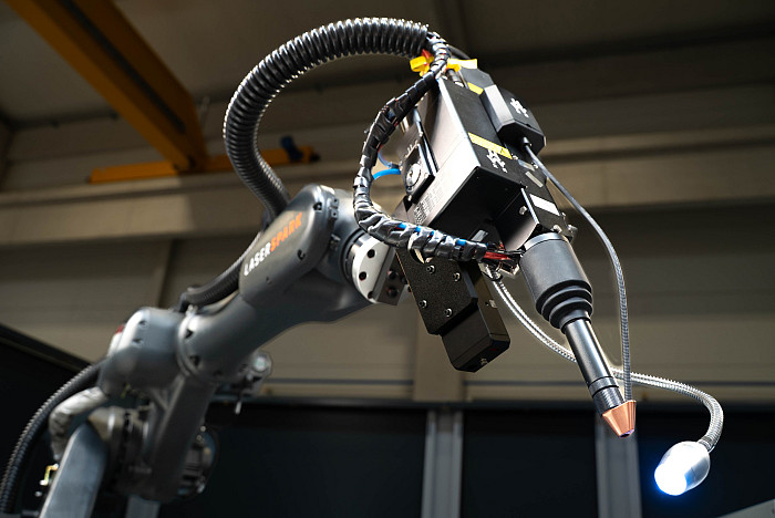 Modularna robotska celica za serijsko lasersko varjenje