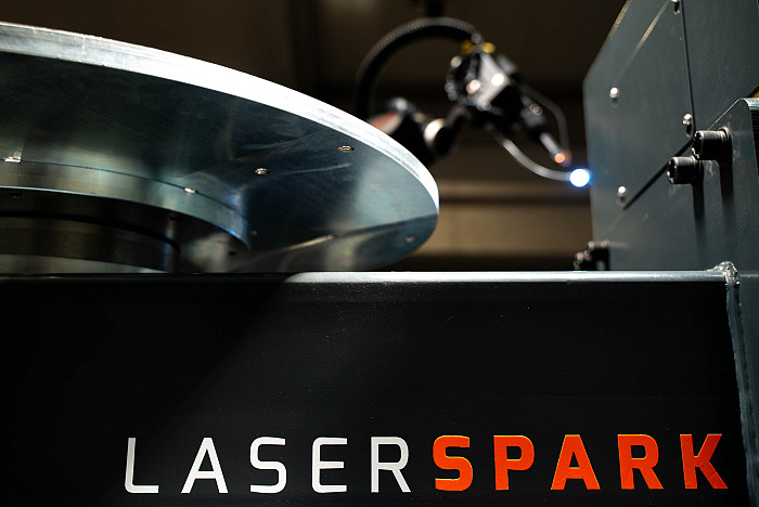 Modularna robotska celica za serijsko lasersko varjenje