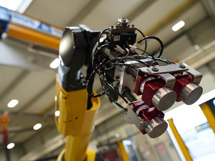 Namenska robotska celica za avtomatizirano varjenje različnih kovinskih izdelkov